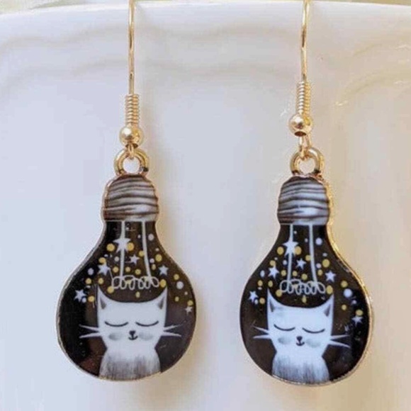 Small Cat Surrounded by Stars With a Light Bulb Look Above - Fish Hook Inserts - Picture 2 of 3